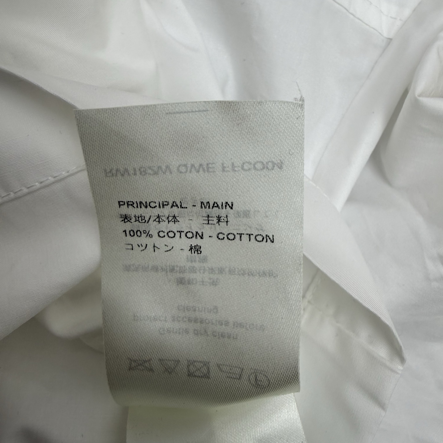 L家 26夏季新款 白色蝴蝶结短款衬衫 轻薄棉质面料 挺括有型 简约又带点甜美风 胸前蝴蝶结超加分 口袋