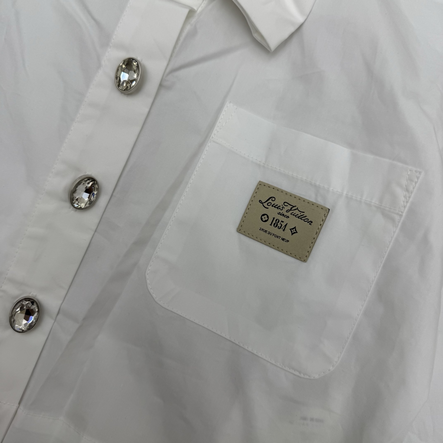 L家 26夏季新款 白色蝴蝶结短款衬衫 轻薄棉质面料 挺括有型 简约又带点甜美风 胸前蝴蝶结超加分 口袋