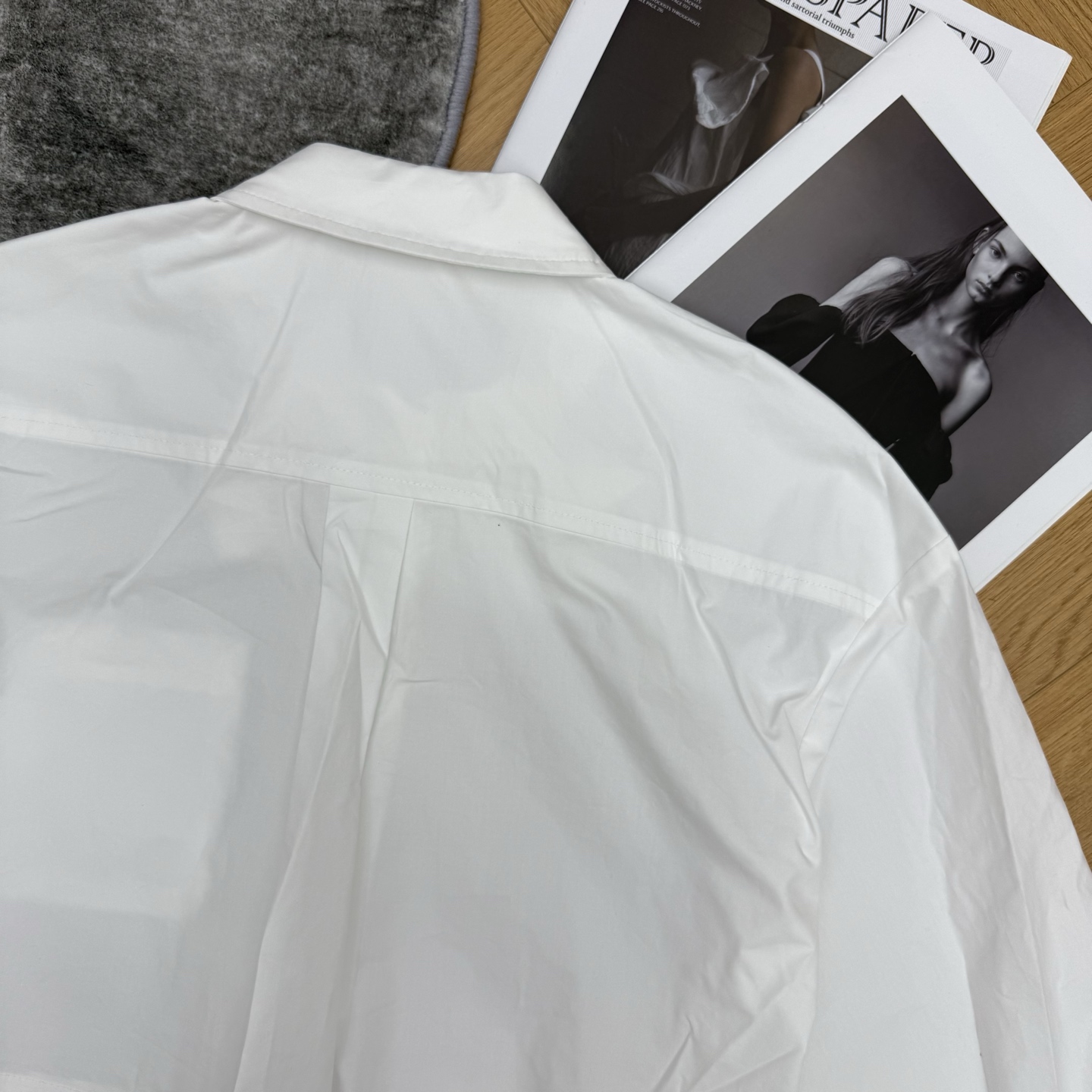 L家 26夏季新款 白色蝴蝶结短款衬衫 轻薄棉质面料 挺括有型 简约又带点甜美风 胸前蝴蝶结超加分 口袋