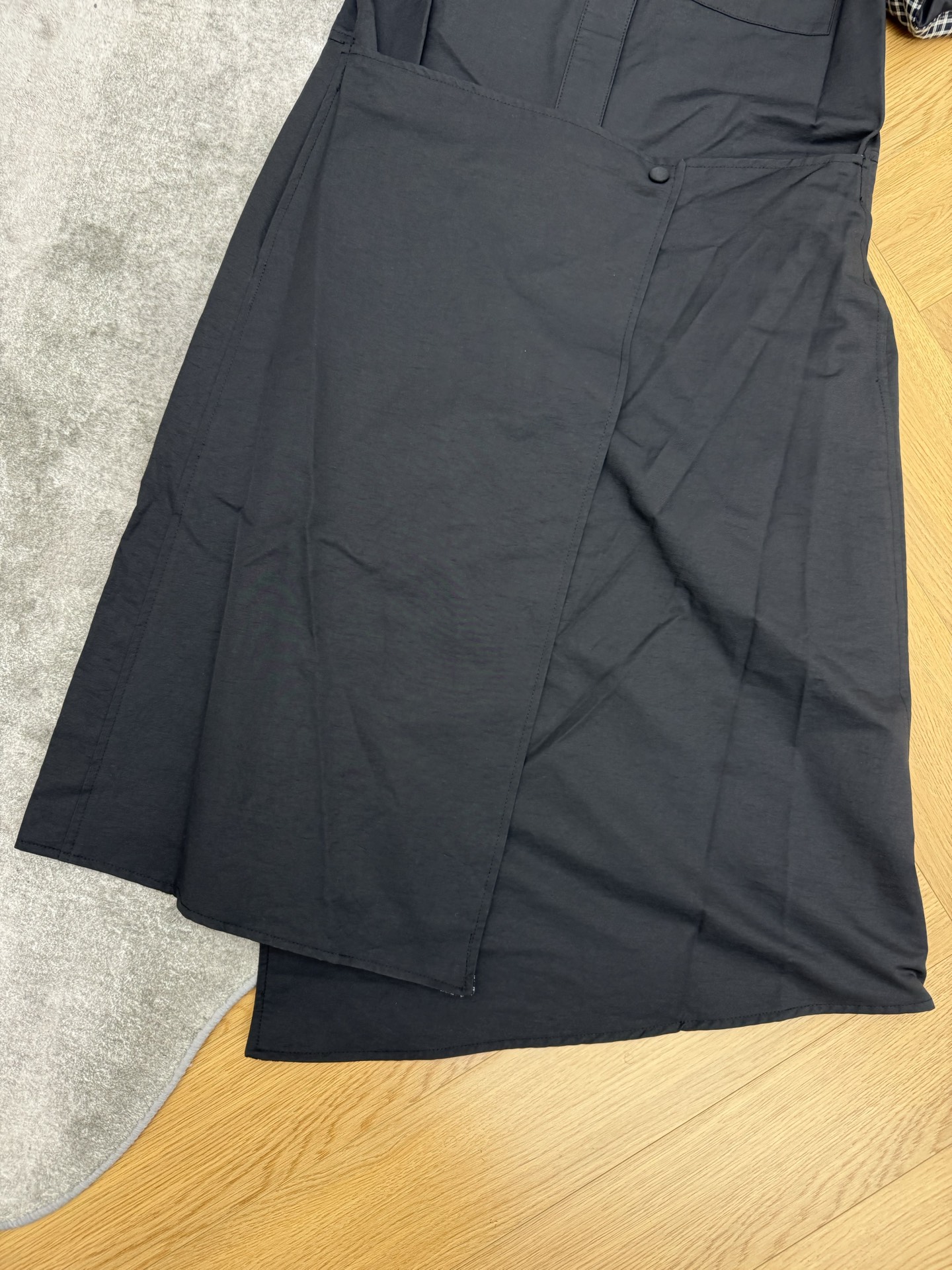 LW家 26夏季新款 黑色不规则衬衫裙 棉质面料挺括有型 翻折格纹短袖 胸前简约口袋+logo点缀 不规