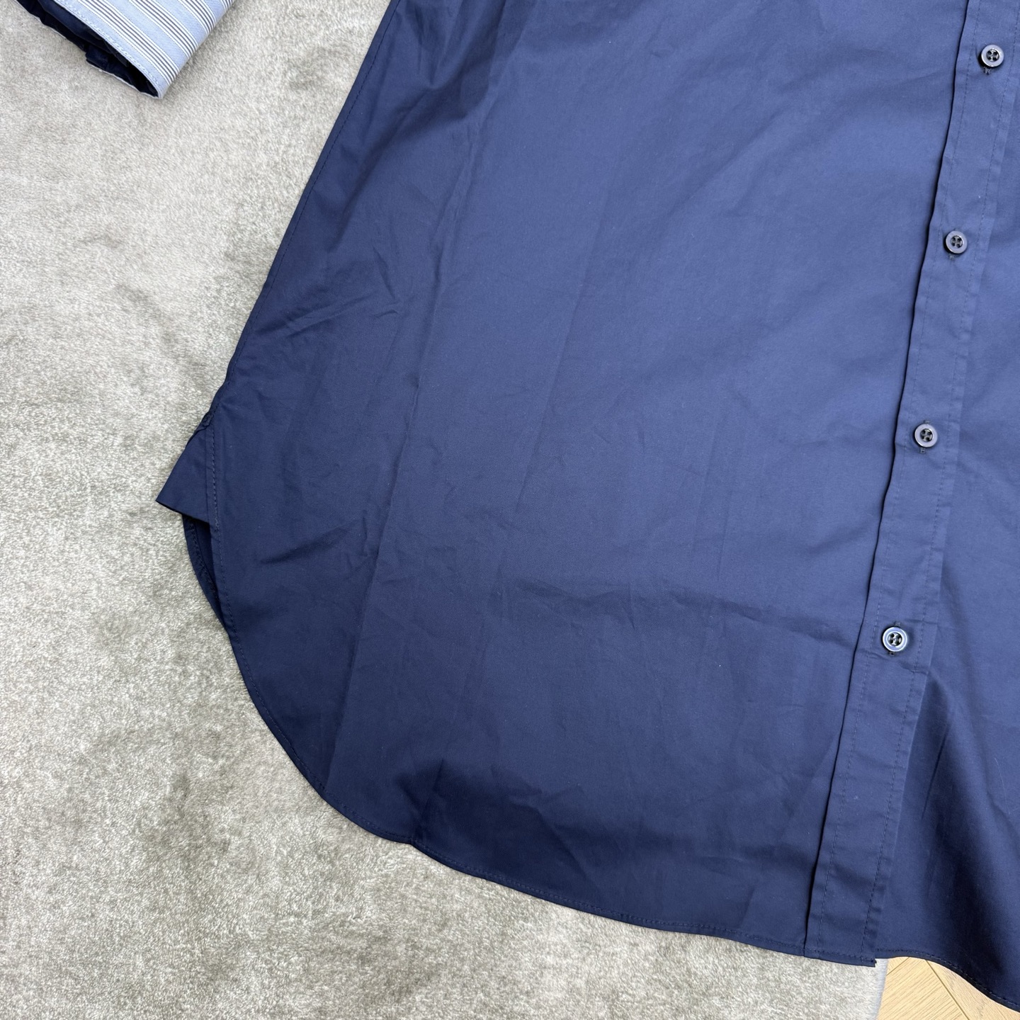 LW家 26夏季新款 假两件衬衫连衣裙 采用高品质棉质面料 领口和袖口蓝白条纹拼接 撞色设计超吸睛 轻薄