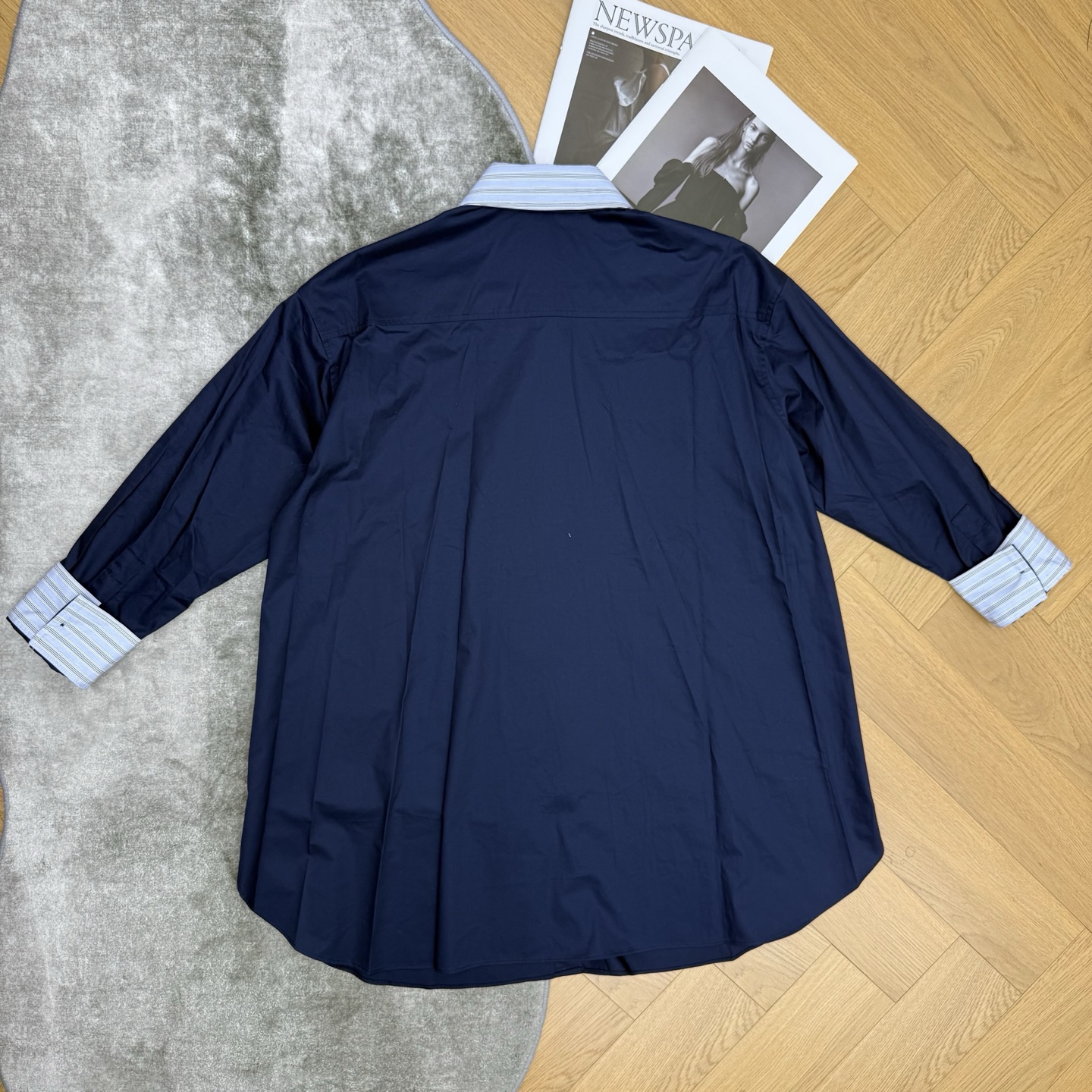 LW家 26夏季新款 假两件衬衫连衣裙 采用高品质棉质面料 领口和袖口蓝白条纹拼接 撞色设计超吸睛 轻薄