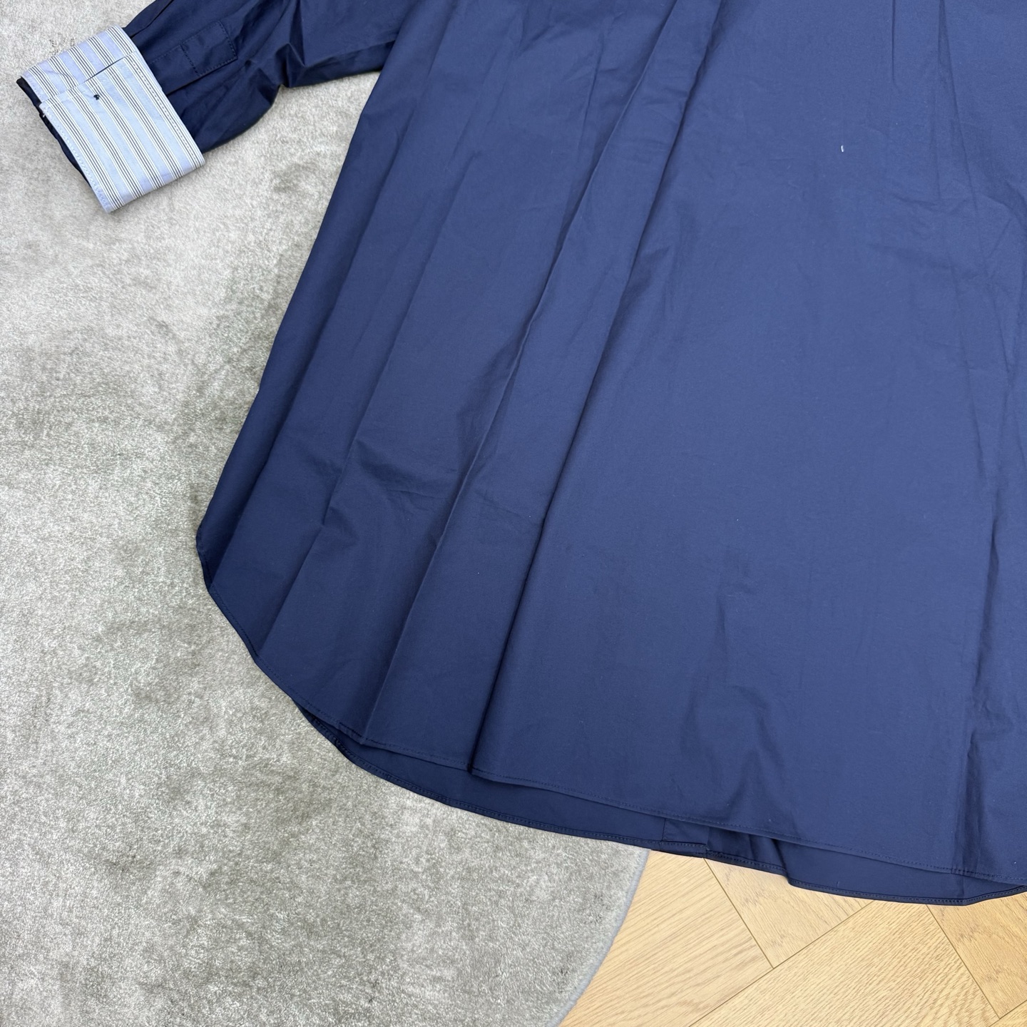 LW家 26夏季新款 假两件衬衫连衣裙 采用高品质棉质面料 领口和袖口蓝白条纹拼接 撞色设计超吸睛 轻薄