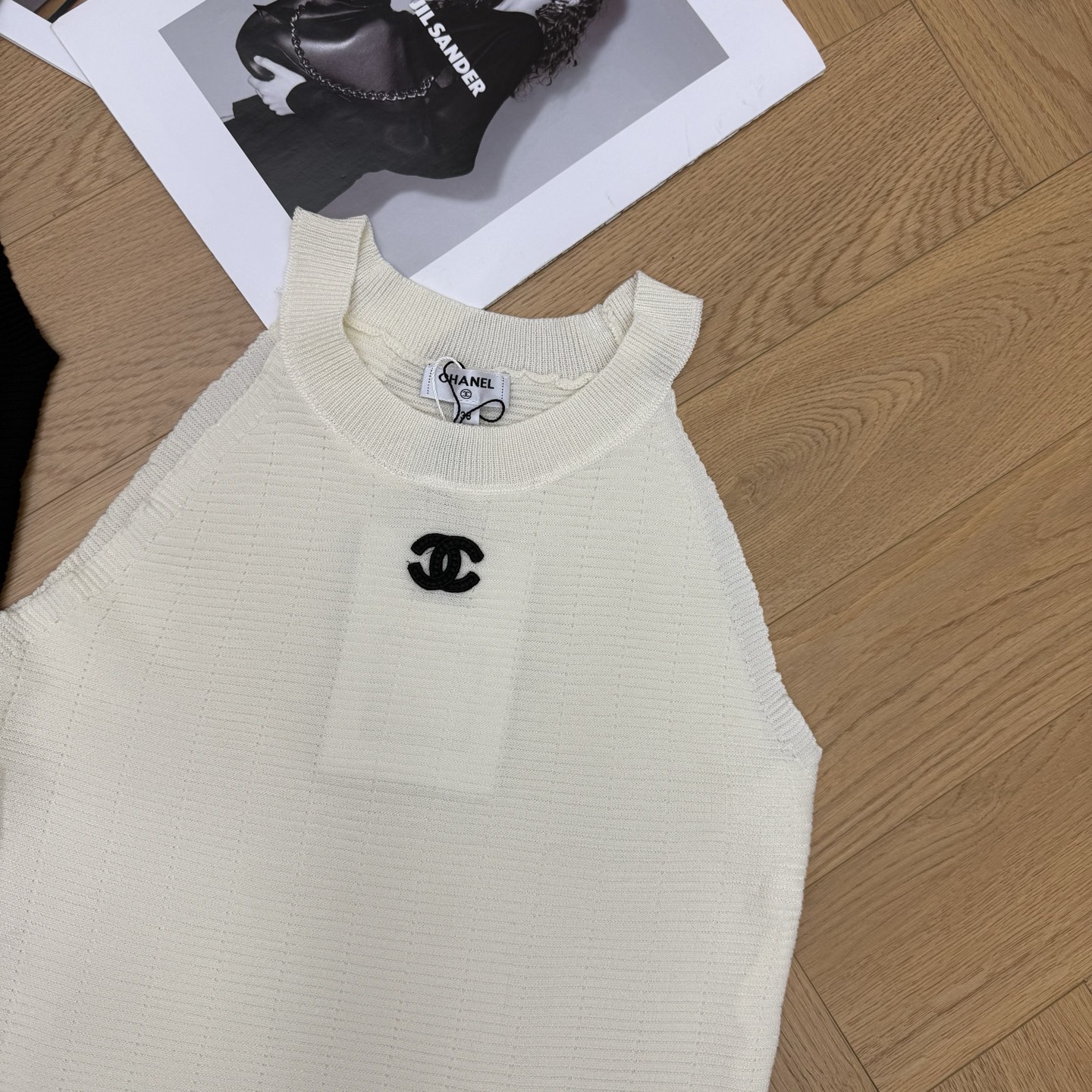 小香家 26夏季新款 挂脖针织背心，软糯针织面料亲肤透气，经典双C刺绣点缀胸口，利落挖肩挂脖版型，恰到好