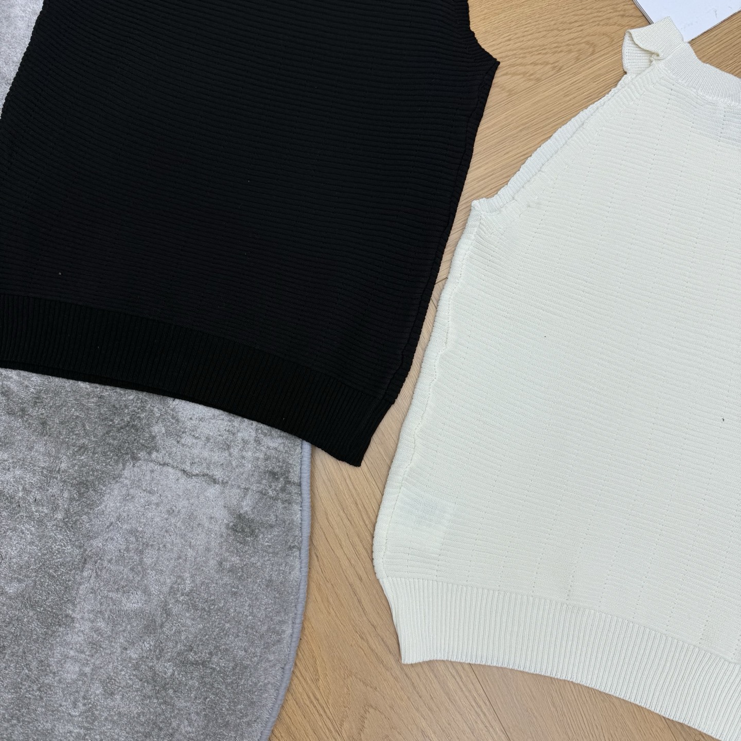 小香家 26夏季新款 挂脖针织背心，软糯针织面料亲肤透气，经典双C刺绣点缀胸口，利落挖肩挂脖版型，恰到好
