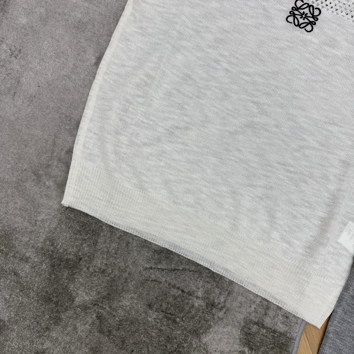LW 26夏季新款 拼接网眼无袖针织上衣，采用上下拼接双材质设计，肩部镂空网眼针织通透透气，衣身密实细腻
