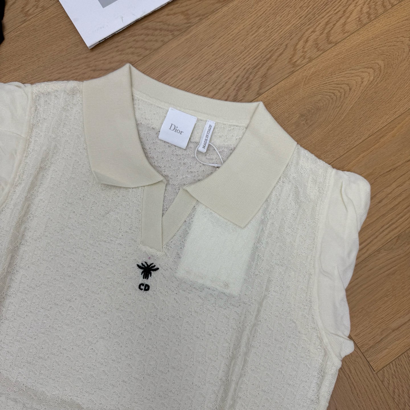 D家 26夏季新款 Polo小飞袖针织马甲背心，肌理提花针织面料软糯透气，细腻织纹自带低调质感，无袖搭配