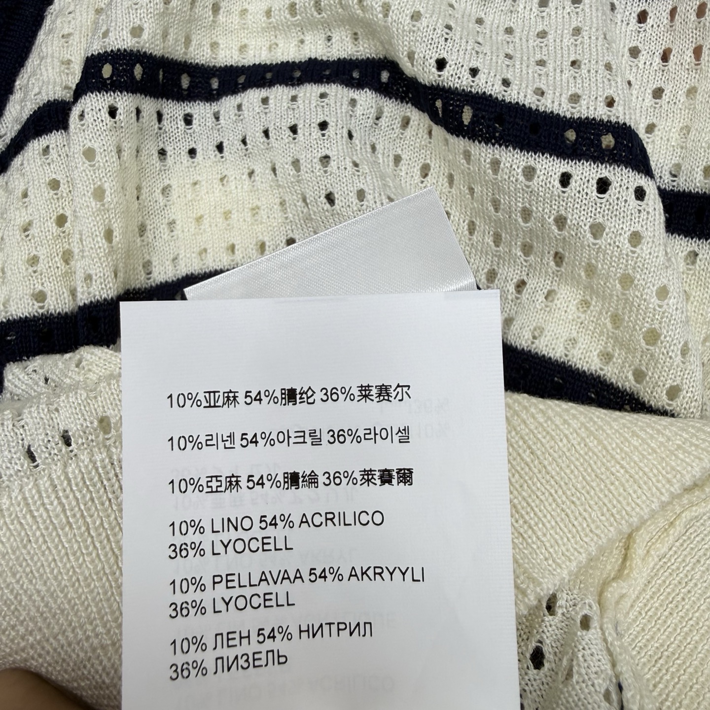 Miu家 26夏季新款 镂空撞色条纹翻领针织马甲，整体镂空网眼针织面料清爽透气，经典黑白横条纹复古耐看，