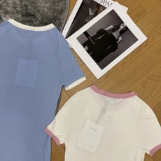 小香家 26夏季新款 撞色边修身针织短袖,高弹竖坑条针织面料软糯亲肤,弹力贴合身形勾勒优美曲线,透气不闷 小香家 26夏季新款 撞色边修身针织短袖,高弹竖坑条针织面料软糯亲肤,弹力贴合身形勾勒优美曲线,透气不闷