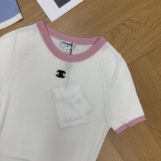 小香家 26夏季新款 撞色边修身针织短袖,高弹竖坑条针织面料软糯亲肤,弹力贴合身形勾勒优美曲线,透气不闷 小香家 26夏季新款 撞色边修身针织短袖,高弹竖坑条针织面料软糯亲肤,弹力贴合身形勾勒优美曲线,透气不闷