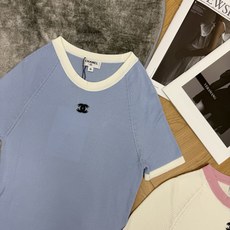 小香家 26夏季新款 撞色边修身针织短袖,高弹竖坑条针织面料软糯亲肤,弹力贴合身形勾勒优美曲线,透气不闷 小香家 26夏季新款 撞色边修身针织短袖,高弹竖坑条针织面料软糯亲肤,弹力贴合身形勾勒优美曲线,透气不闷