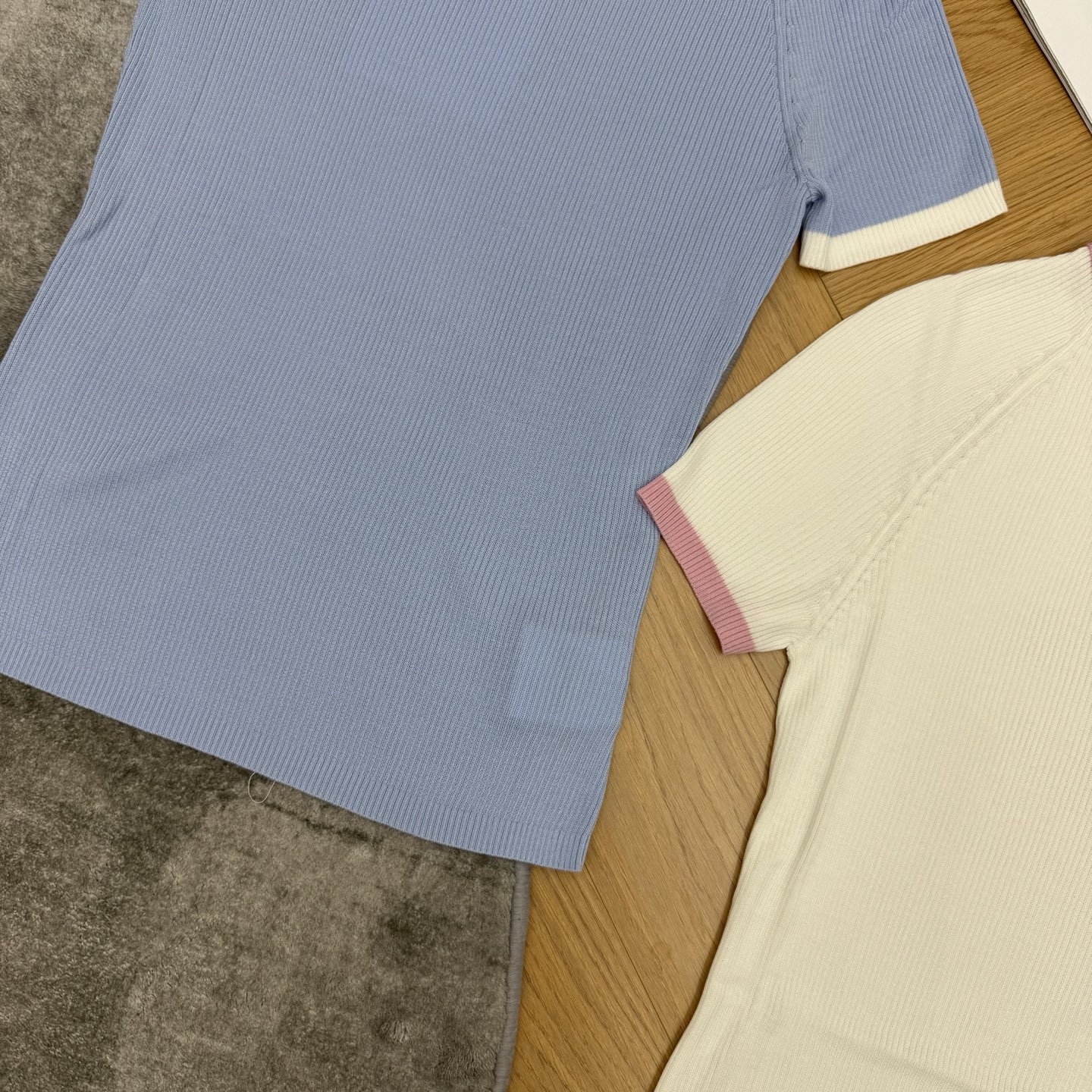 小香家 26夏季新款 撞色边修身针织短袖,高弹竖坑条针织面料软糯亲肤,弹力贴合身形勾勒优美曲线,透气不闷 小香家 26夏季新款 撞色边修身针织短袖,高弹竖坑条针织面料软糯亲肤,弹力贴合身形勾勒优美曲线,透气不闷