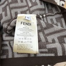 FD家26夏季新款 F老花无袖针织包臀裙,通体满印经典双F老花提花针织面料,软糯紧实不易松垮,复古棕白配 FD家26夏季新款 F老花无袖针织包臀裙,通体满印经典双F老花提花针织面料,软糯紧实不易松垮,复古棕白配