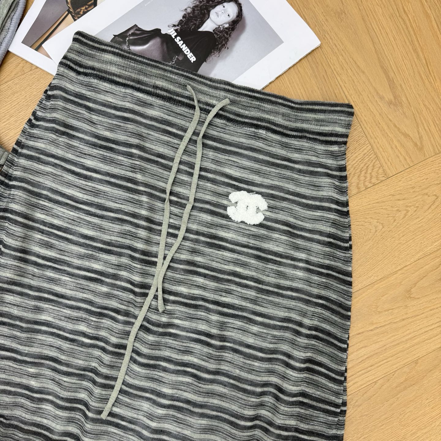 小香家 26夏季新款 条纹针织两件套（背心+半身长裙），整套采用横条纹轻薄针织面料，微透肌理轻盈透气，自