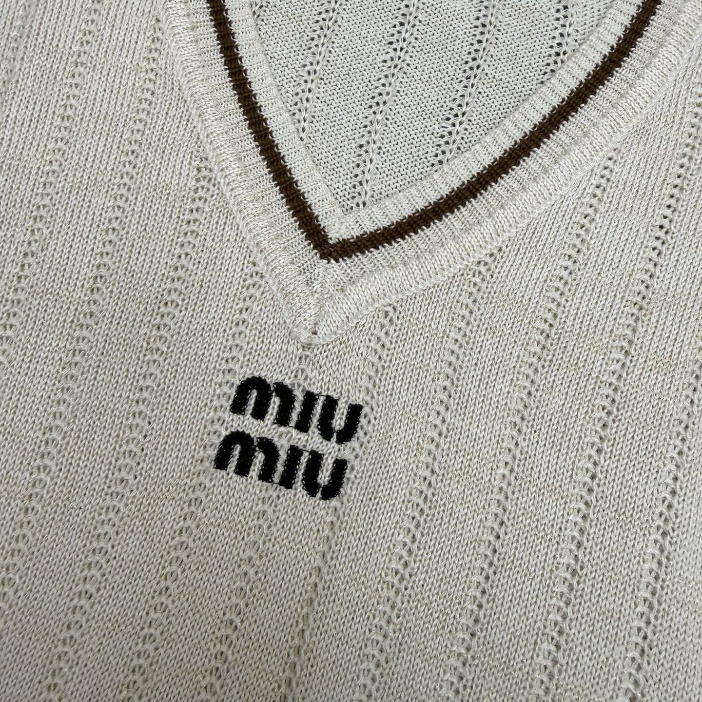 Miu 26春夏新款 经典V领针织马甲背心,复古棕撞色V领包边,拿捏纯正美式学院风,竖条镂空坑条针织面料 Miu 26春夏新款 经典V领针织马甲背心,复古棕撞色V领包边,拿捏纯正美式学院风,竖条镂空坑条针织面料