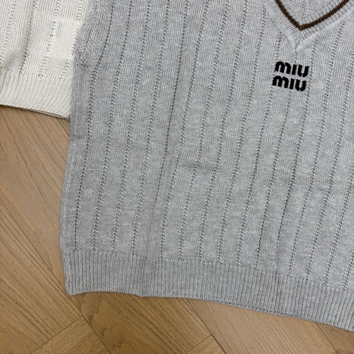 Miu 26春夏新款 经典V领针织马甲背心,复古棕撞色V领包边,拿捏纯正美式学院风,竖条镂空坑条针织面料 Miu 26春夏新款 经典V领针织马甲背心,复古棕撞色V领包边,拿捏纯正美式学院风,竖条镂空坑条针织面料