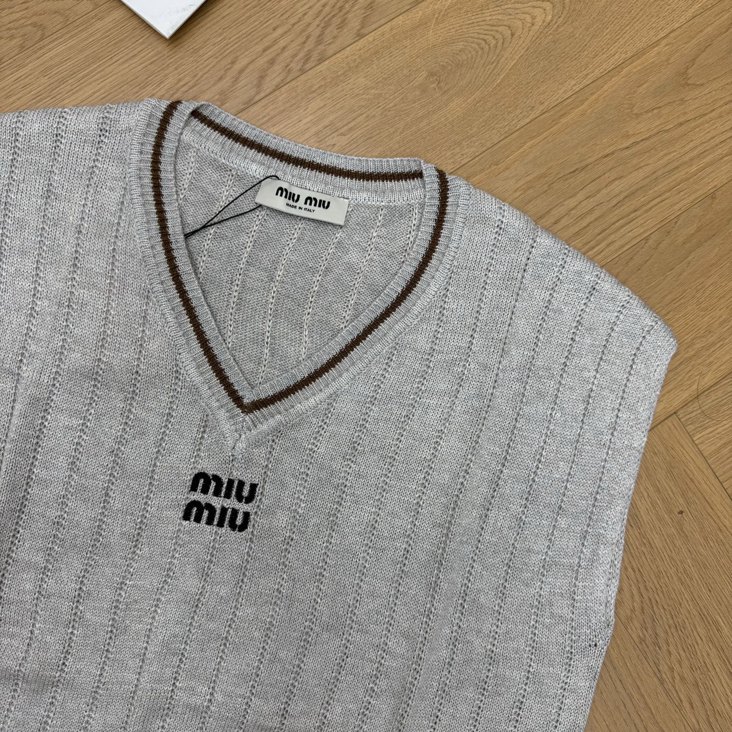 Miu 26春夏新款 经典V领针织马甲背心,复古棕撞色V领包边,拿捏纯正美式学院风,竖条镂空坑条针织面料 Miu 26春夏新款 经典V领针织马甲背心,复古棕撞色V领包边,拿捏纯正美式学院风,竖条镂空坑条针织面料