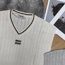 Miu 26春夏新款 经典V领针织马甲背心,复古棕撞色V领包边,拿捏纯正美式学院风,竖条镂空坑条针织面料 Miu 26春夏新款 经典V领针织马甲背心,复古棕撞色V领包边,拿捏纯正美式学院风,竖条镂空坑条针织面料