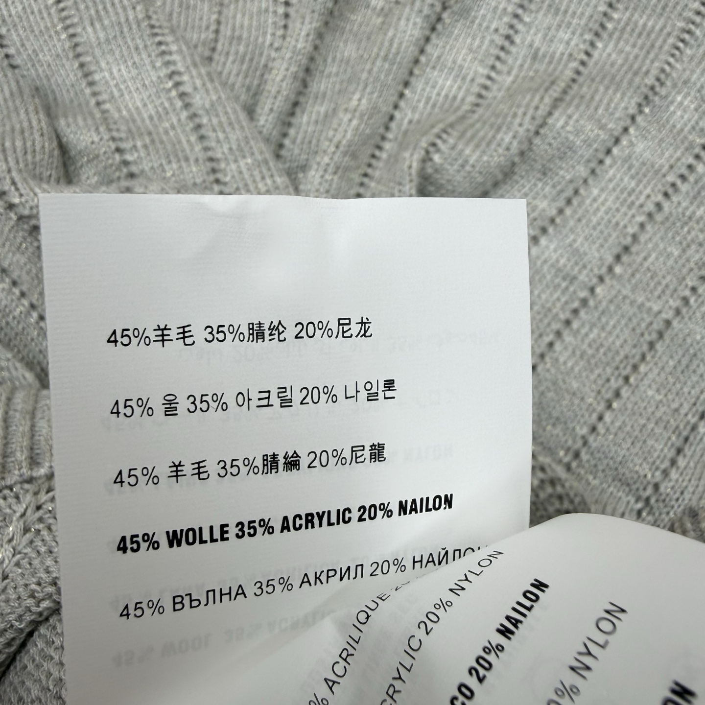Miu 26春夏新款 经典V领针织马甲背心,复古棕撞色V领包边,拿捏纯正美式学院风,竖条镂空坑条针织面料 Miu 26春夏新款 经典V领针织马甲背心,复古棕撞色V领包边,拿捏纯正美式学院风,竖条镂空坑条针织面料