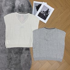 Miu 26春夏新款 经典V领针织马甲背心,复古棕撞色V领包边,拿捏纯正美式学院风,竖条镂空坑条针织面料 Miu 26春夏新款 经典V领针织马甲背心,复古棕撞色V领包边,拿捏纯正美式学院风,竖条镂空坑条针织面料