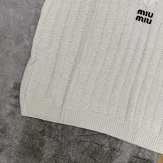 Miu 26春夏新款 经典V领针织马甲背心,复古棕撞色V领包边,拿捏纯正美式学院风,竖条镂空坑条针织面料 Miu 26春夏新款 经典V领针织马甲背心,复古棕撞色V领包边,拿捏纯正美式学院风,竖条镂空坑条针织面料