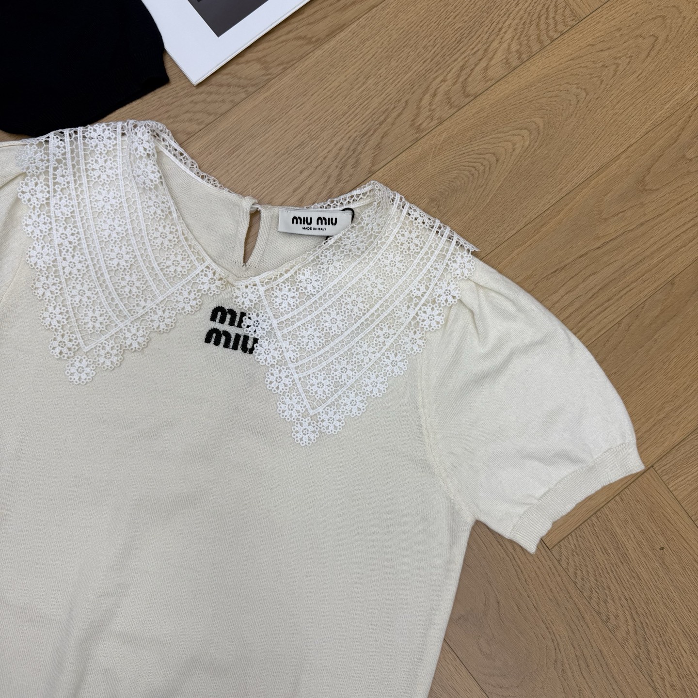 Miu家 26夏季新款 蕾丝大翻领针织短袖,双层镂空花卉蕾丝娃娃领甜美减龄,轻松打造千金少女感,细腻亲肤 Miu家 26夏季新款 蕾丝大翻领针织短袖,双层镂空花卉蕾丝娃娃领甜美减龄,轻松打造千金少女感,细腻亲肤