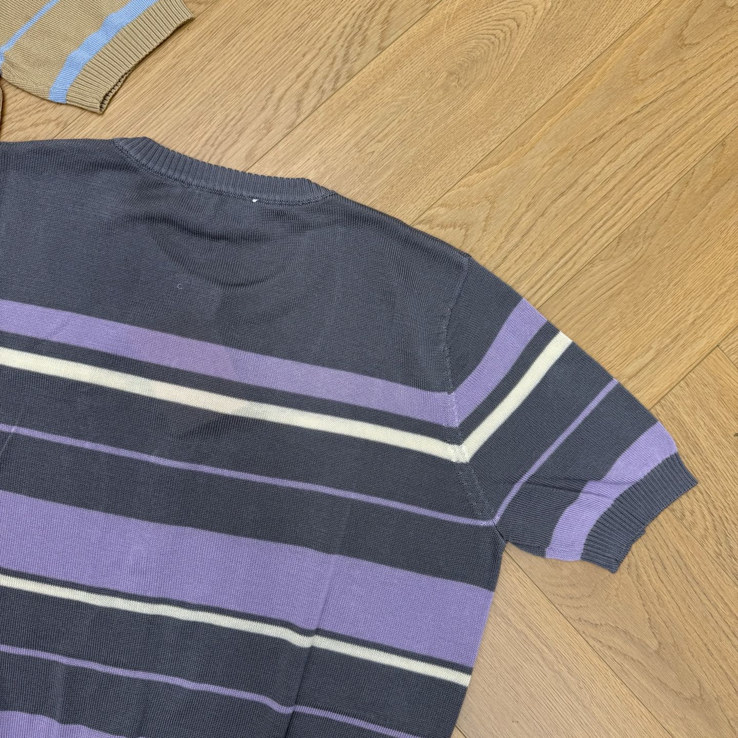 Miu家 26夏季新款 撞色条纹短袖针织开衫,细腻轻薄针织面料软糯亲肤,透气清爽,圆领单排纽扣全开襟设计 Miu家 26夏季新款 撞色条纹短袖针织开衫,细腻轻薄针织面料软糯亲肤,透气清爽,圆领单排纽扣全开襟设计