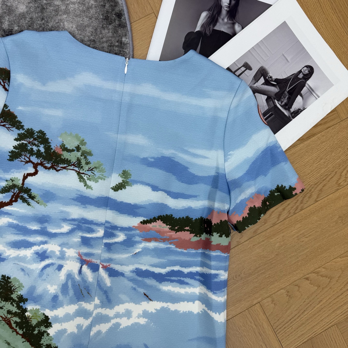小香家 2026夏季新款 风景油画印花短袖连衣裙 整体以清透浅蓝为基底 铺满海岸落日山林风景图案，澄澈海