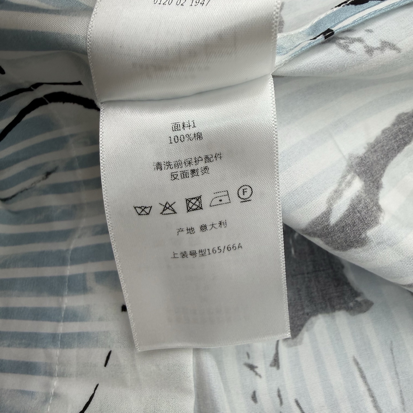 D家 2026夏季新款 蓝白条纹印花背心裙 清爽治愈的蓝白竖条纹自带夏日氛围感 简约立领搭配细黑包边线条 D家 2026夏季新款 蓝白条纹印花背心裙 清爽治愈的蓝白竖条纹自带夏日氛围感 简约立领搭配细黑包边线条