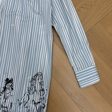 D家 2026夏季新款 蓝白条纹长款衬衫裙 清新治愈的蓝白竖条纹自带清爽夏日氛围 经典翻领版型利落大方 D家 2026夏季新款 蓝白条纹长款衬衫裙 清新治愈的蓝白竖条纹自带清爽夏日氛围 经典翻领版型利落大方
