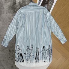 D家 2026夏季新款 蓝白条纹长款衬衫裙 清新治愈的蓝白竖条纹自带清爽夏日氛围 经典翻领版型利落大方 D家 2026夏季新款 蓝白条纹长款衬衫裙 清新治愈的蓝白竖条纹自带清爽夏日氛围 经典翻领版型利落大方