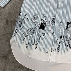 D家 2026夏季新款 蓝白条纹长款衬衫裙 清新治愈的蓝白竖条纹自带清爽夏日氛围 经典翻领版型利落大方 D家 2026夏季新款 蓝白条纹长款衬衫裙 清新治愈的蓝白竖条纹自带清爽夏日氛围 经典翻领版型利落大方