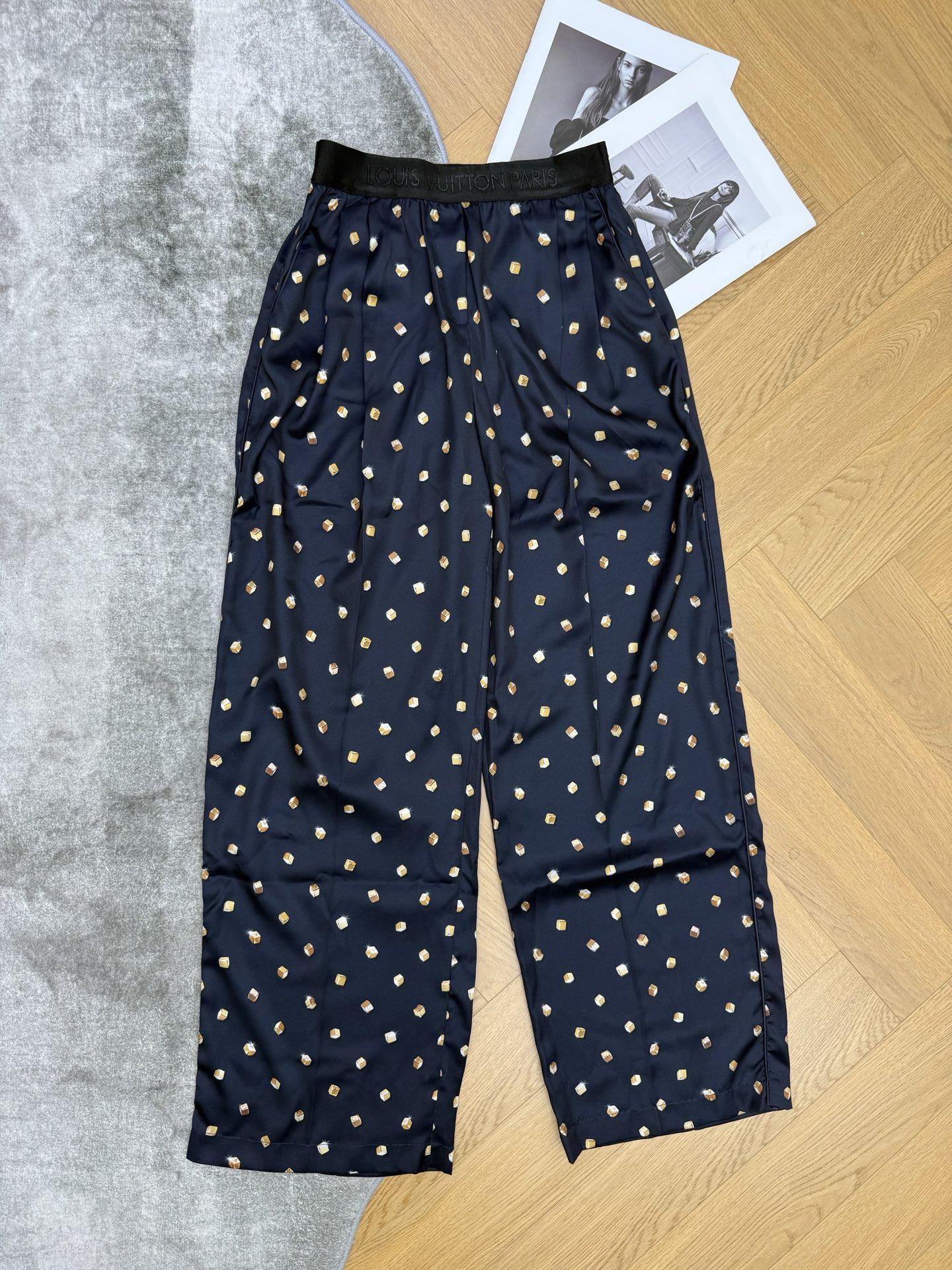 L家 26夏季新款 藏青印花套装 V领衬衫+松紧腰阔腿裤 围脖系带设计 宽松不挑身形 藏肉显瘦 高腰垂感