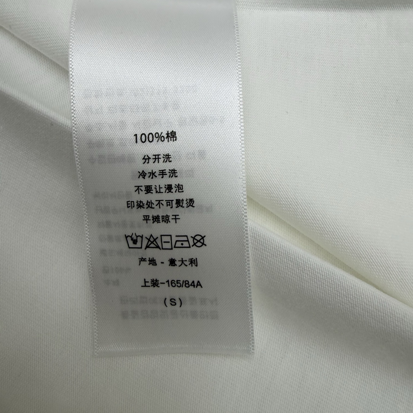 D家 26夏季新款 白色刺绣T恤 采用高品质棉面料 柔软舒适 精致椭圆logo刺绣搭配蝴蝶结 品牌辨识度