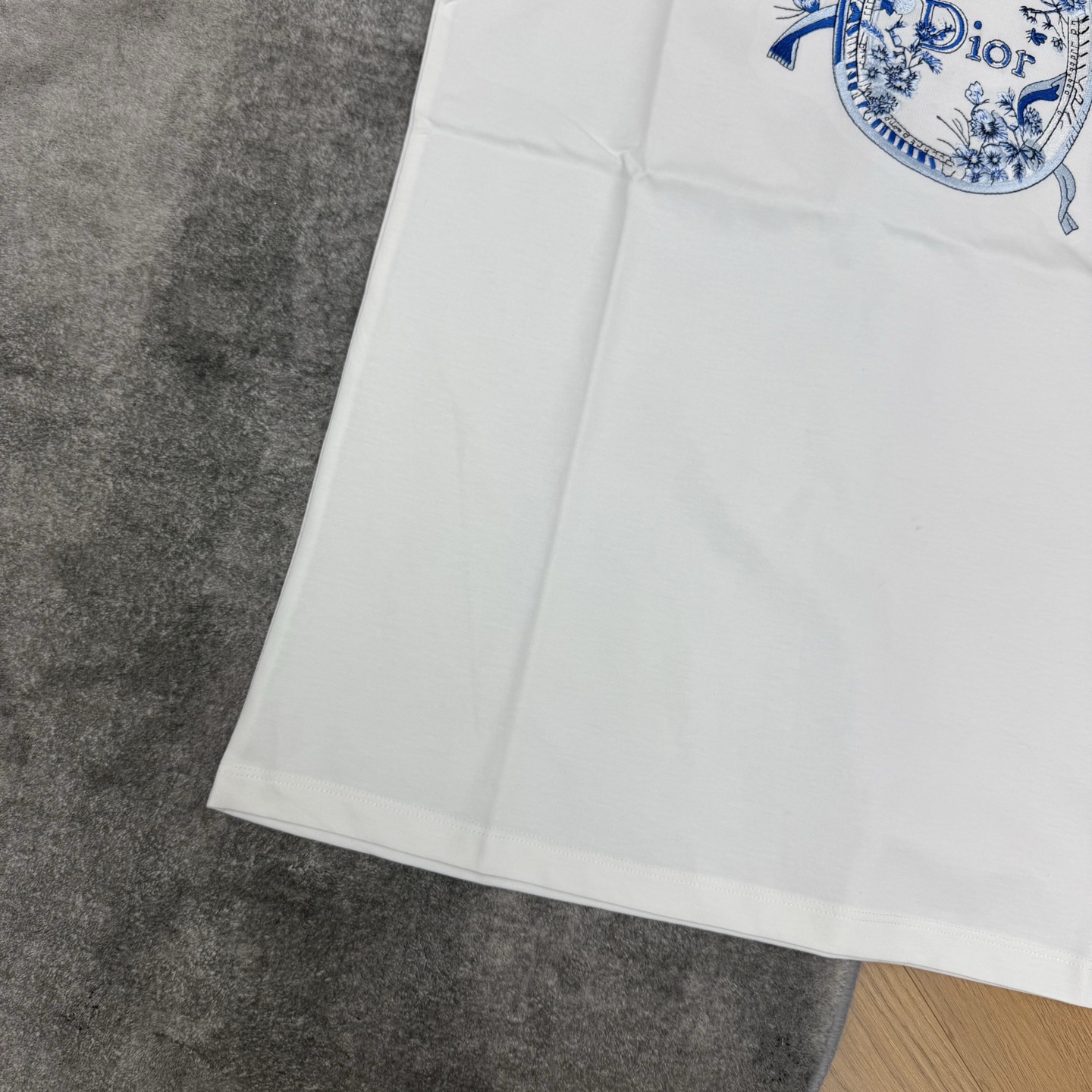 D家 26夏季新款 白色刺绣T恤 采用高品质棉面料 柔软舒适 精致椭圆logo刺绣搭配蝴蝶结 品牌辨识度