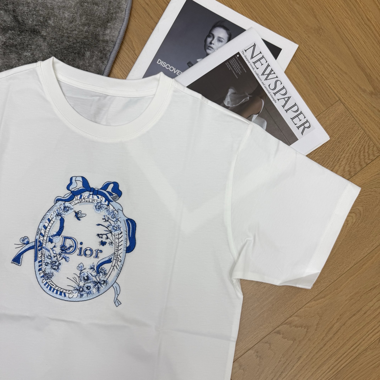 D家 26夏季新款 白色刺绣T恤 采用高品质棉面料 柔软舒适 精致椭圆logo刺绣搭配蝴蝶结 品牌辨识度