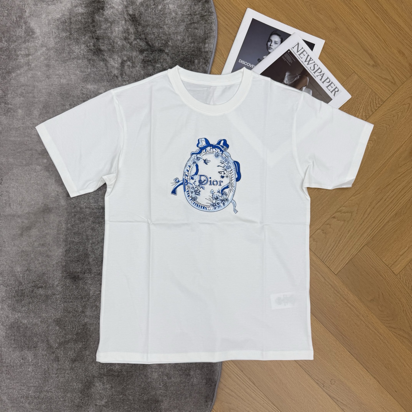 D家 26夏季新款 白色刺绣T恤 采用高品质棉面料 柔软舒适 精致椭圆logo刺绣搭配蝴蝶结 品牌辨识度