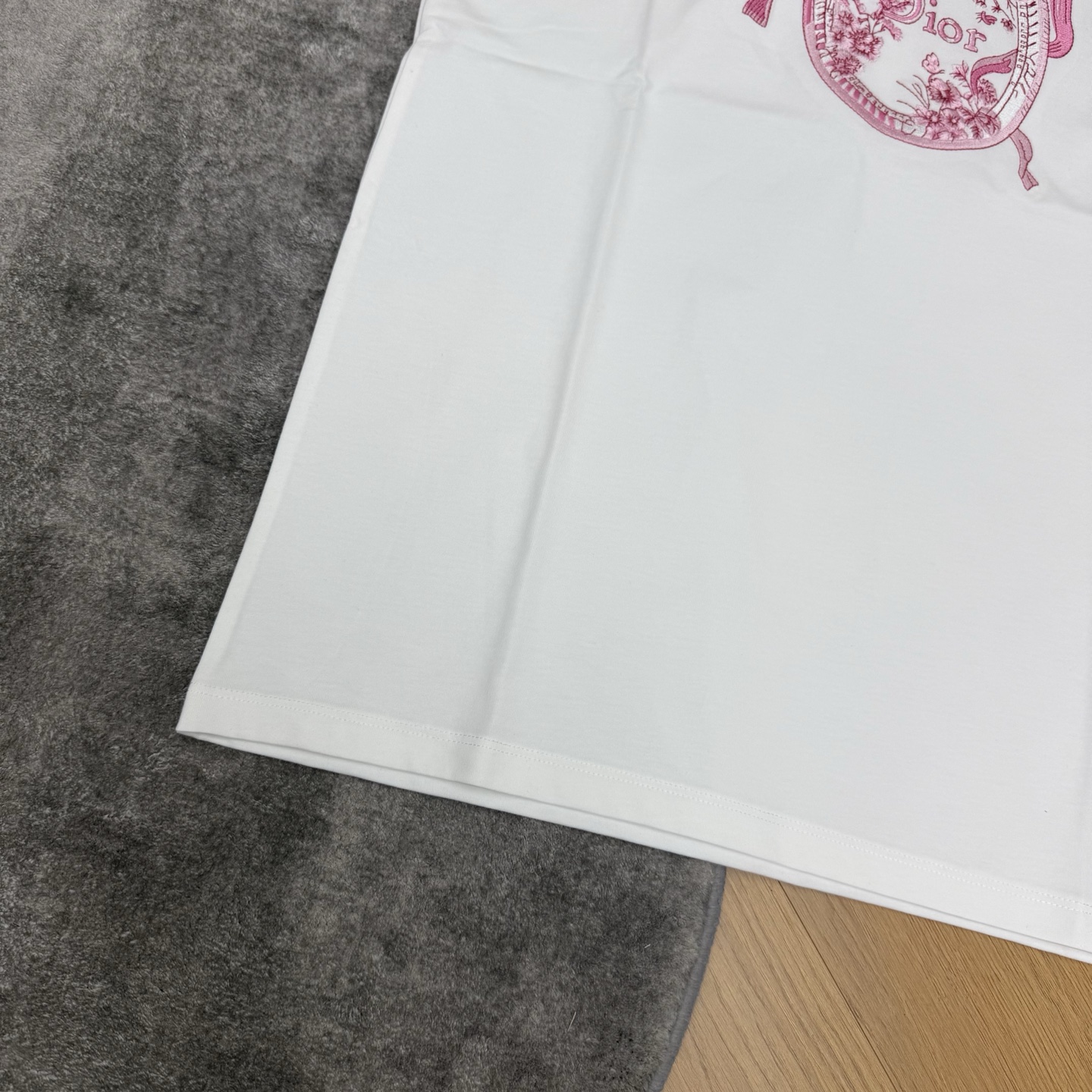 D家 26夏季新款 白色刺绣T恤 采用高品质棉面料 柔软舒适 精致椭圆logo刺绣搭配蝴蝶结 品牌辨识度