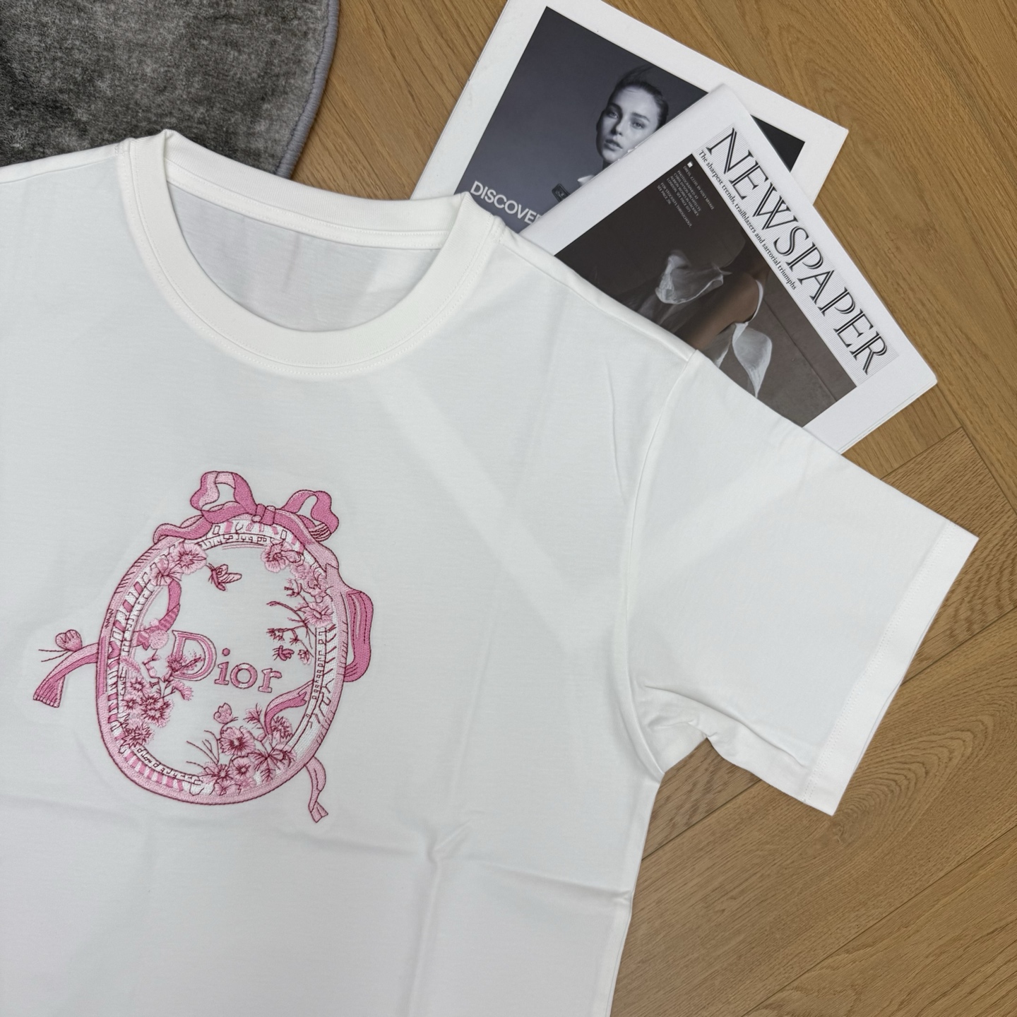D家 26夏季新款 白色刺绣T恤 采用高品质棉面料 柔软舒适 精致椭圆logo刺绣搭配蝴蝶结 品牌辨识度