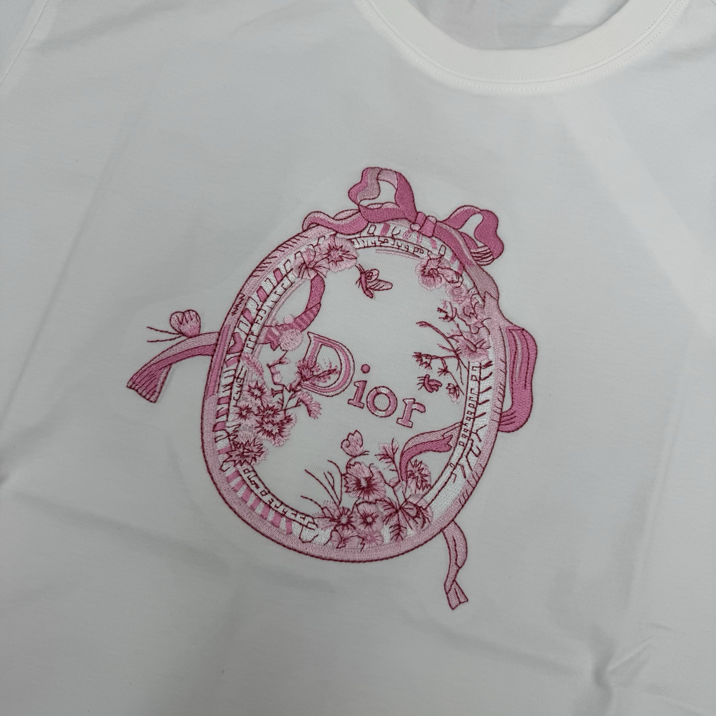 D家 26夏季新款 白色刺绣T恤 采用高品质棉面料 柔软舒适 精致椭圆logo刺绣搭配蝴蝶结 品牌辨识度