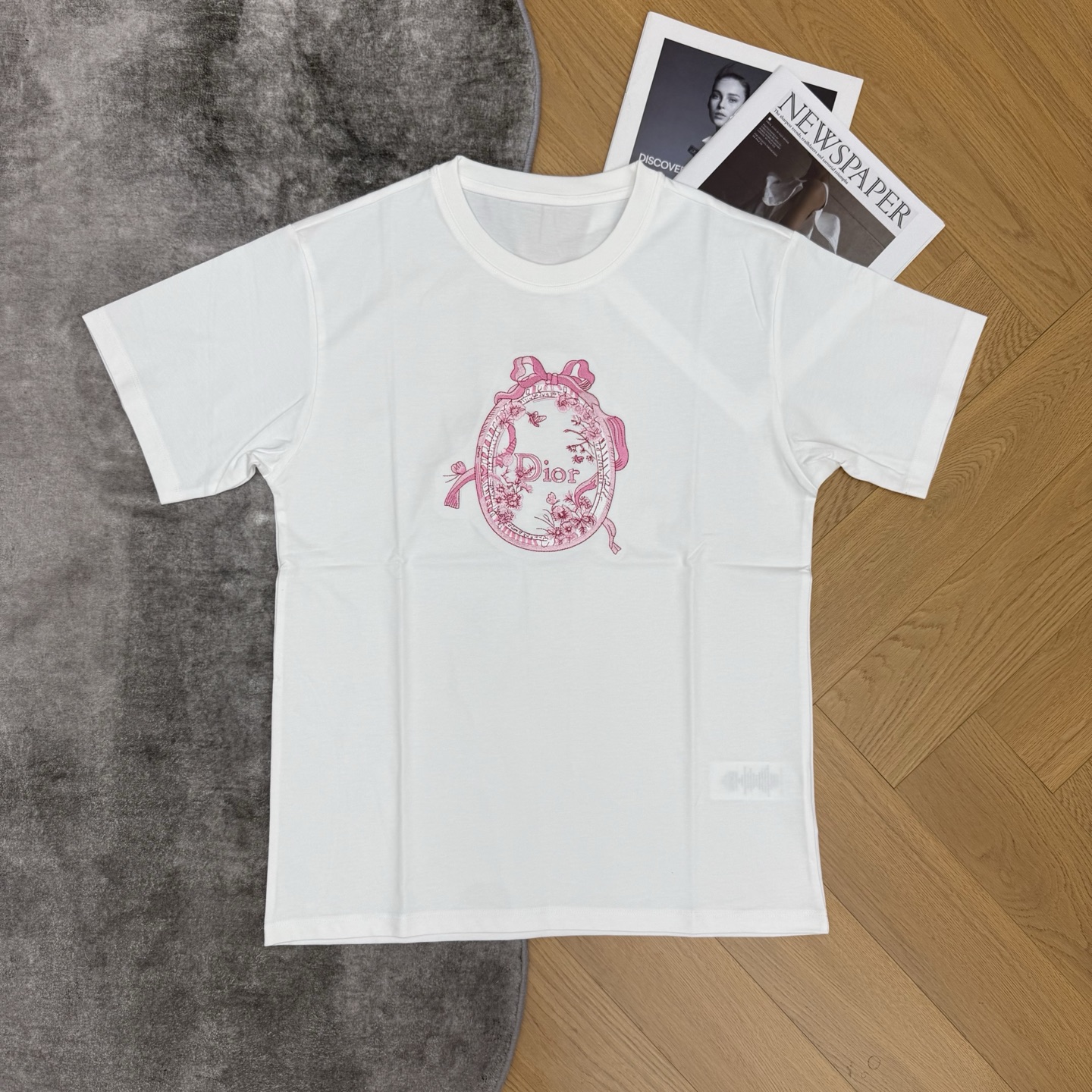 D家 26夏季新款 白色刺绣T恤 采用高品质棉面料 柔软舒适 精致椭圆logo刺绣搭配蝴蝶结 品牌辨识度