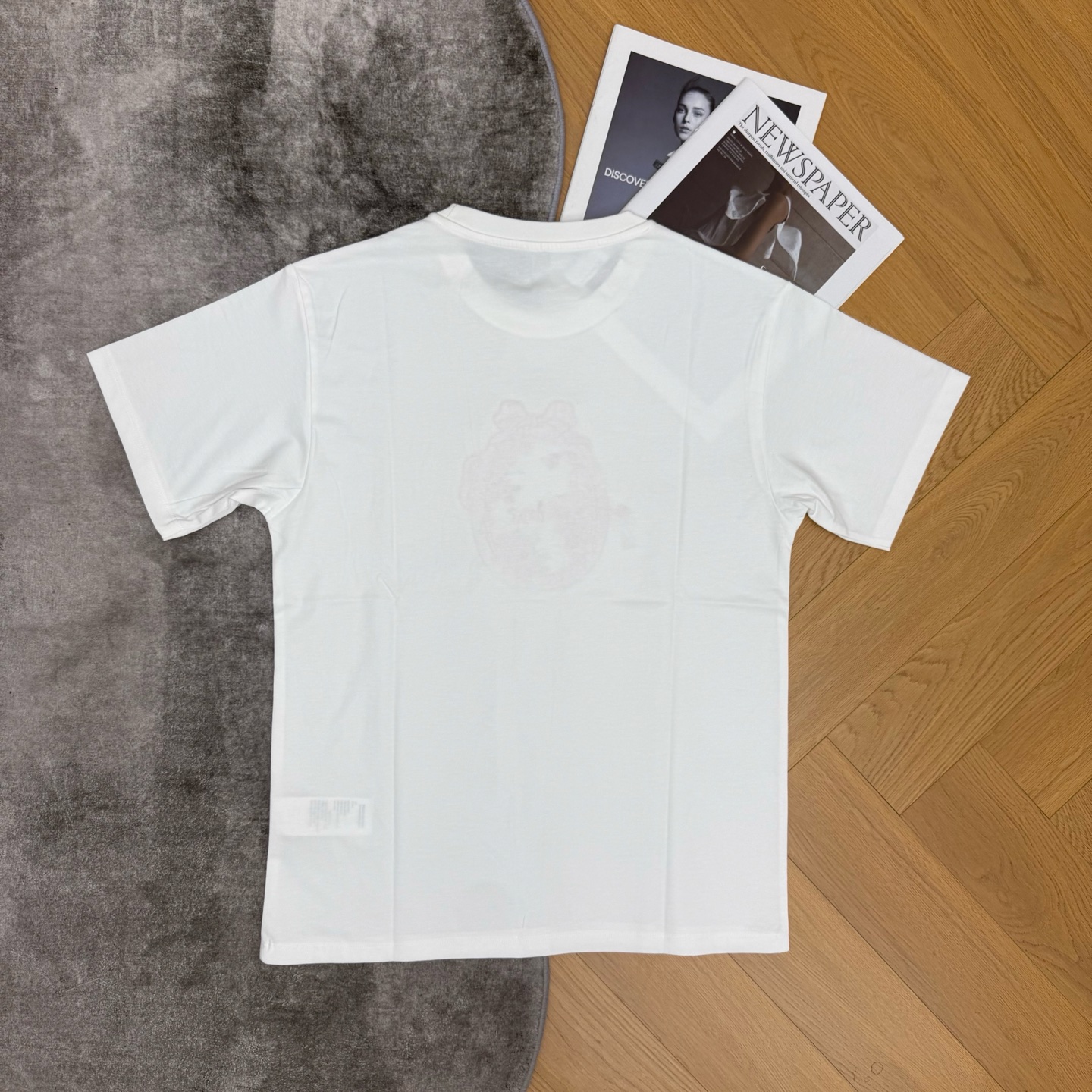 D家 26夏季新款 白色刺绣T恤 采用高品质棉面料 柔软舒适 精致椭圆logo刺绣搭配蝴蝶结 品牌辨识度