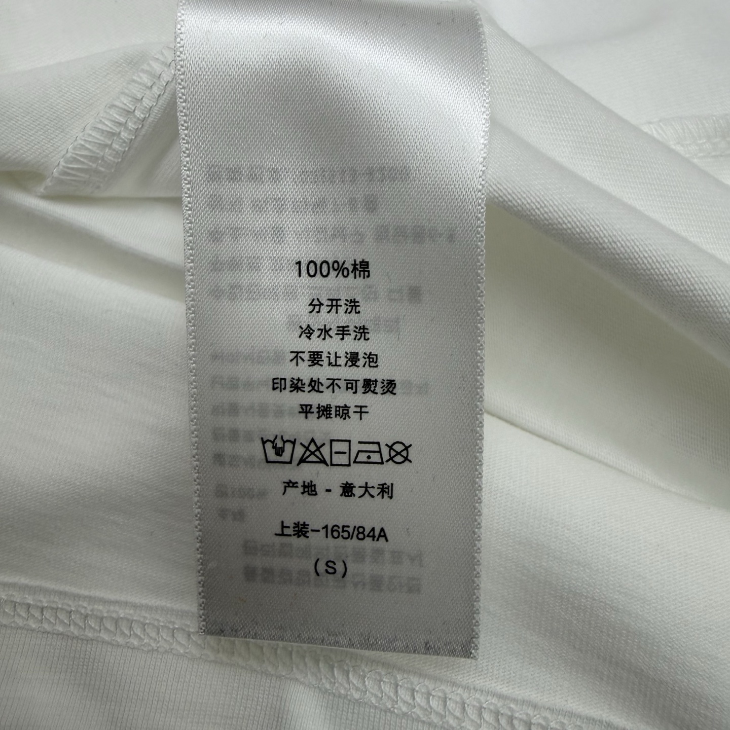 D家 26夏季新款 白色刺绣T恤 采用高品质棉面料 柔软舒适 精致椭圆logo刺绣搭配蝴蝶结 品牌辨识度