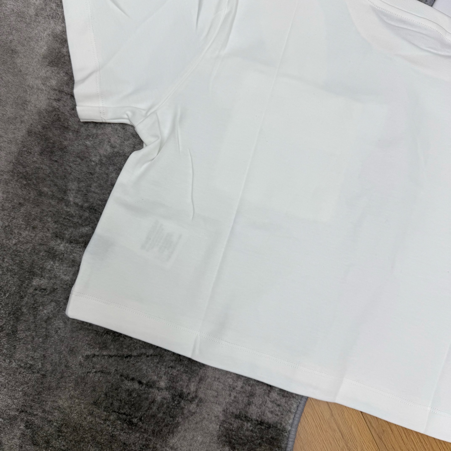 L家 26夏季新款 白色短款T恤 采用高品质棉面料 胸前口袋搭配立体兔子蝴蝶结造型 利落圆领搭配合身短袖