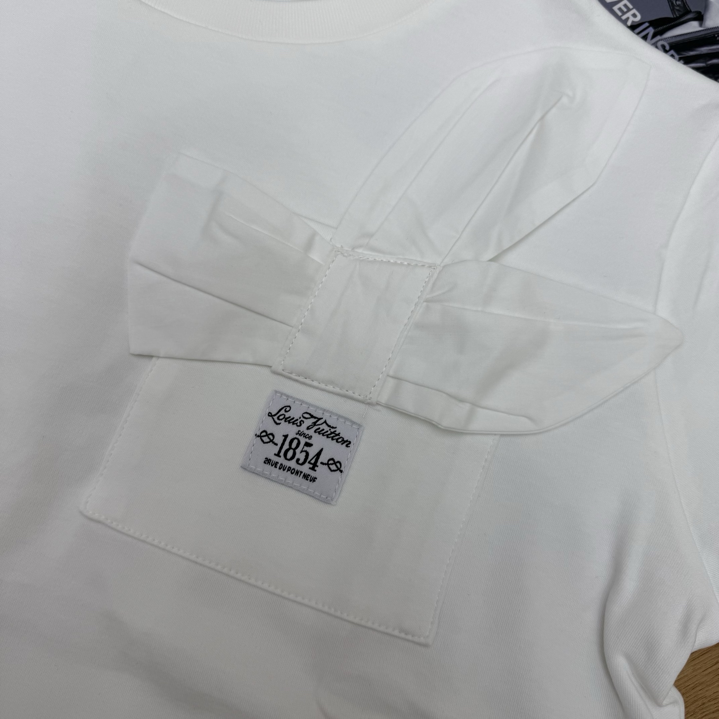 L家 26夏季新款 白色短款T恤 采用高品质棉面料 胸前口袋搭配立体兔子蝴蝶结造型 利落圆领搭配合身短袖