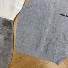 Miu家 26夏季新款 polo针织背心,超薄透气针织面料,上身轻盈不闷,夏日空调房、日常出街都适配,经 Miu家 26夏季新款 polo针织背心,超薄透气针织面料,上身轻盈不闷,夏日空调房、日常出街都适配,经