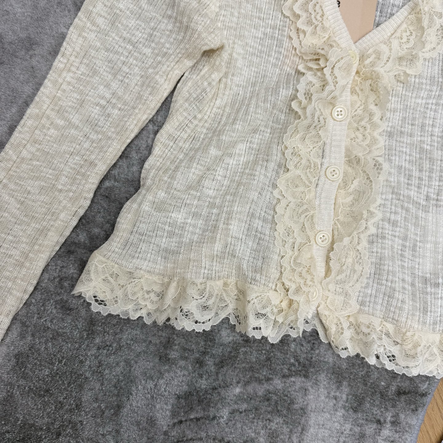 Miu家 26夏季新款 蕾丝花边针织开衫，甜妹本命温柔小上衣！轻薄肌理针织面料，透气不闷，双层立体蕾丝花