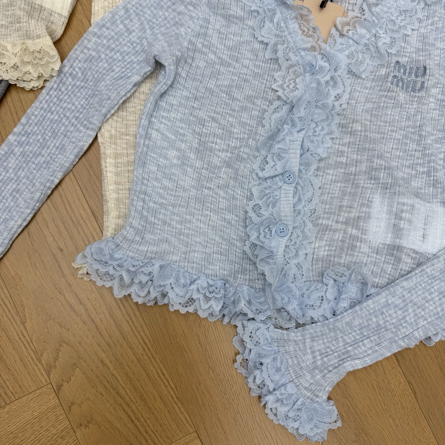 Miu家 26夏季新款 蕾丝花边针织开衫，甜妹本命温柔小上衣！轻薄肌理针织面料，透气不闷，双层立体蕾丝花