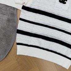 小香 26夏季新款 条纹镂空双C针织短袖,清爽透气镂空针织面料,轻薄肌理自带通透感,夏日上身不闷汗,经典 小香 26夏季新款 条纹镂空双C针织短袖,清爽透气镂空针织面料,轻薄肌理自带通透感,夏日上身不闷汗,经典