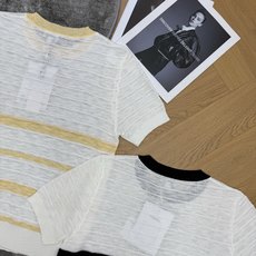 小香 26夏季新款 条纹镂空双C针织短袖,清爽透气镂空针织面料,轻薄肌理自带通透感,夏日上身不闷汗,经典 小香 26夏季新款 条纹镂空双C针织短袖,清爽透气镂空针织面料,轻薄肌理自带通透感,夏日上身不闷汗,经典